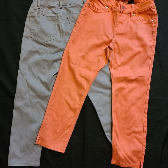 ★ 3 for 10★ 2x Pairs of Capris - Picture 2 of 4